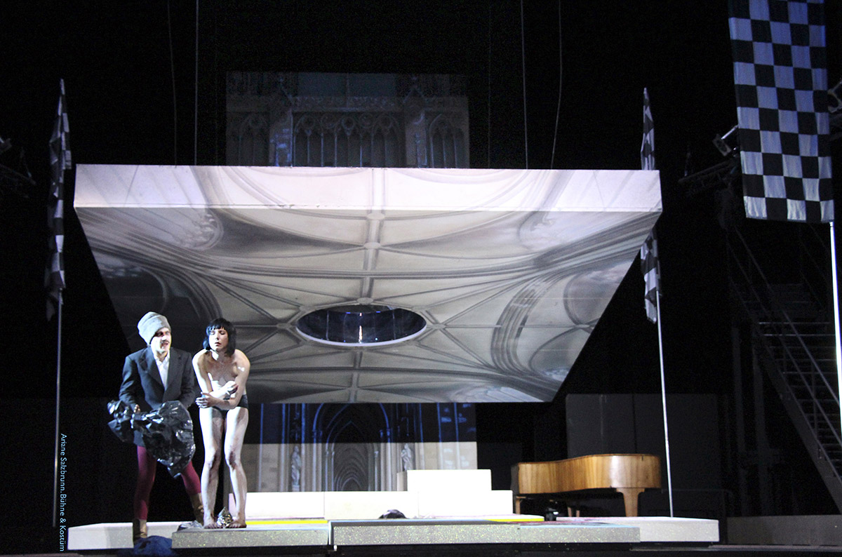 2013.Bühne und Kostüm „Die Jungfrau von Orleans“ von Friedrich Schiller. Regie: Tilman Gersch. Staatstheater Wiesbaden